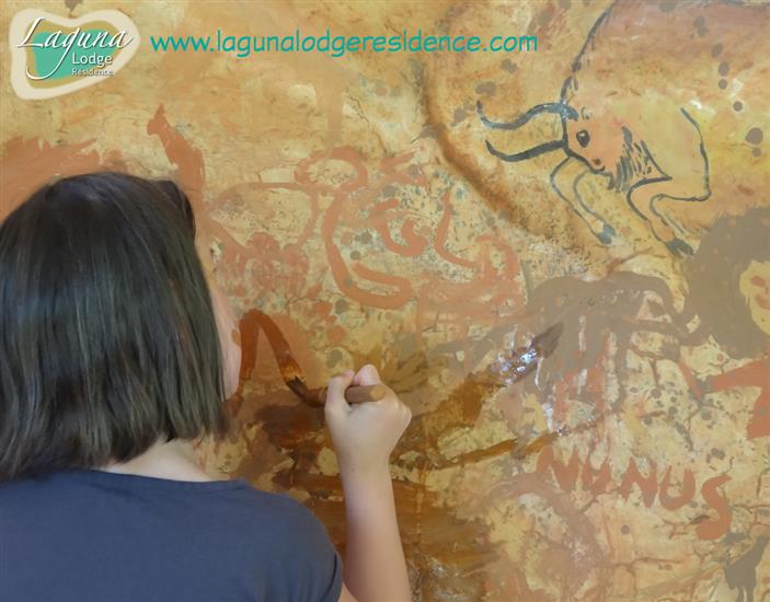 Kunst Paléosite in der nahe von Laguna Lodge Residence am Atlantikküste Frankreich