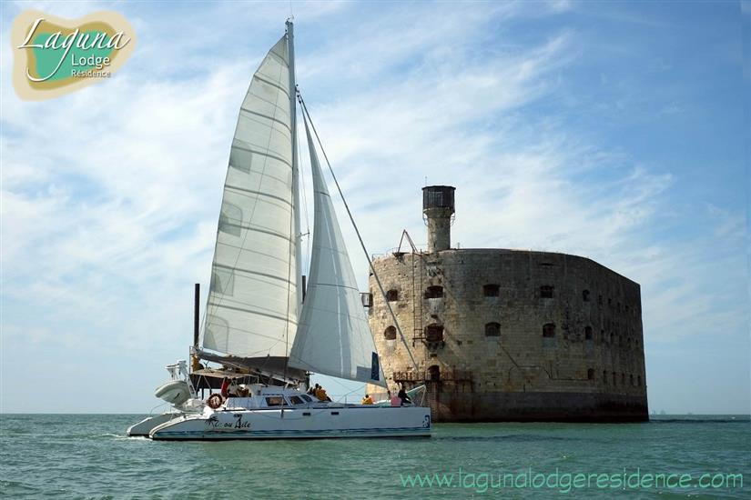 Catamaran Île ou Aîle um Fort Boyard, in der Nähe van Île d'Oléron, Frankreich