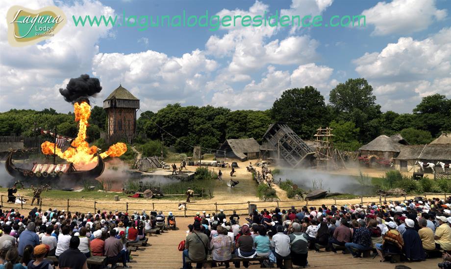 Show Vikings Puy du Fou in der Vendee-Region in der Nähe der Laguna Lodge Résidence an der Atlantikküste von Frankreich