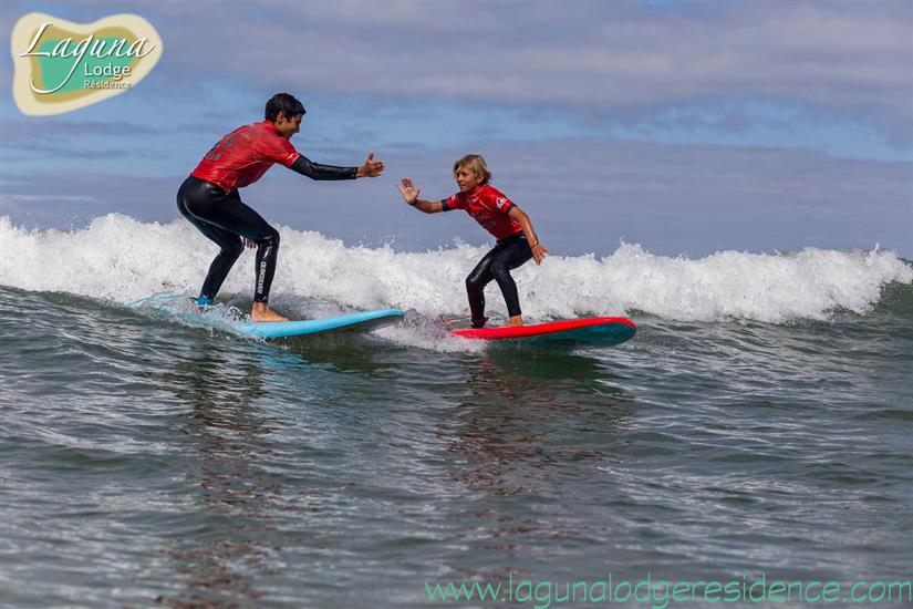 Versuchen Sie, an der Atlantikküste Frankreichs zu surfen, in der Nähe von Laguna Lodge